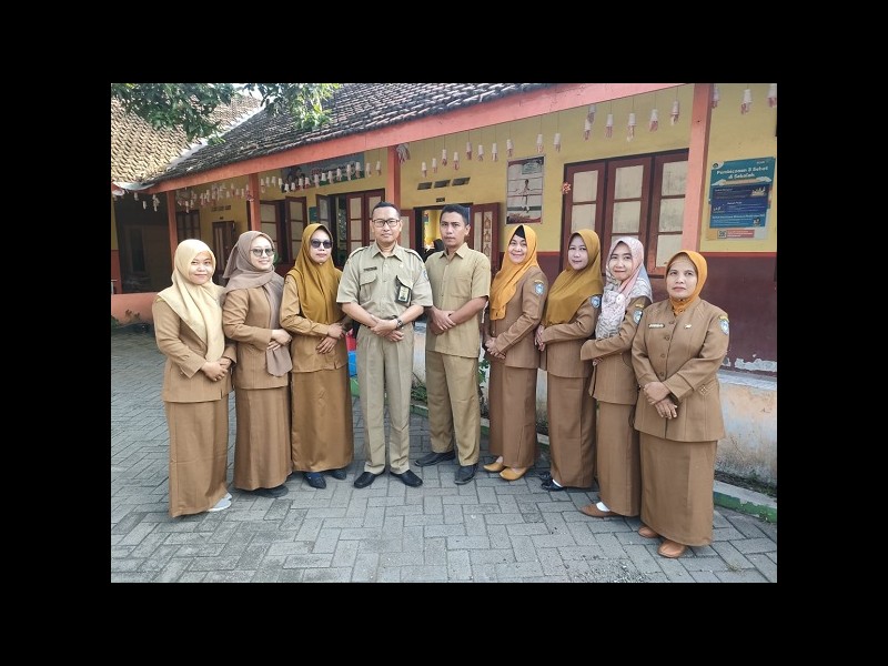 Selesai halal bihal guru SDN 1 Sumberejo foto bersama