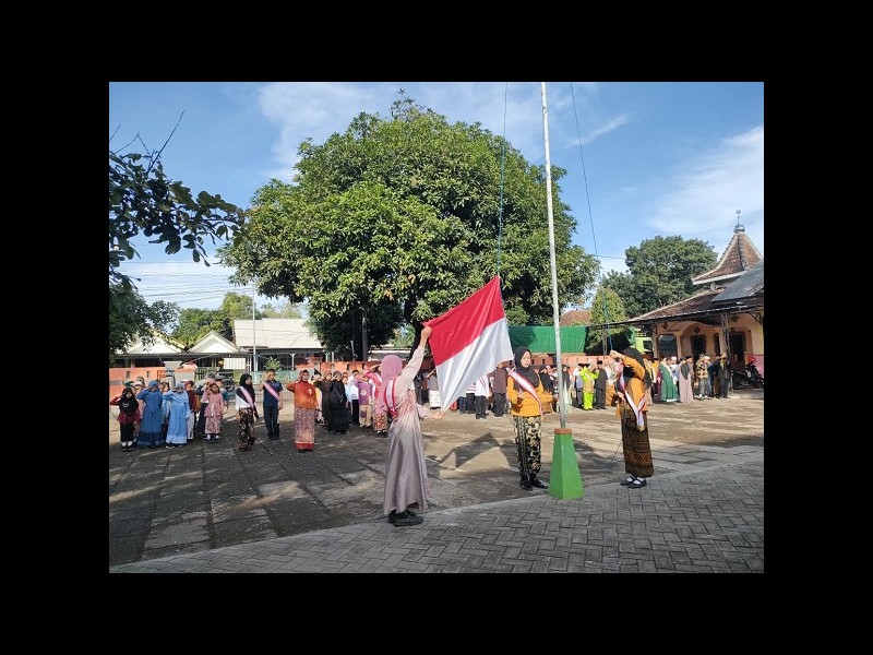 Siswa-Siswi SDN 1 Sumberejo upacara hari senin berbaju adat untuk memperingati hari ibu Kartini
