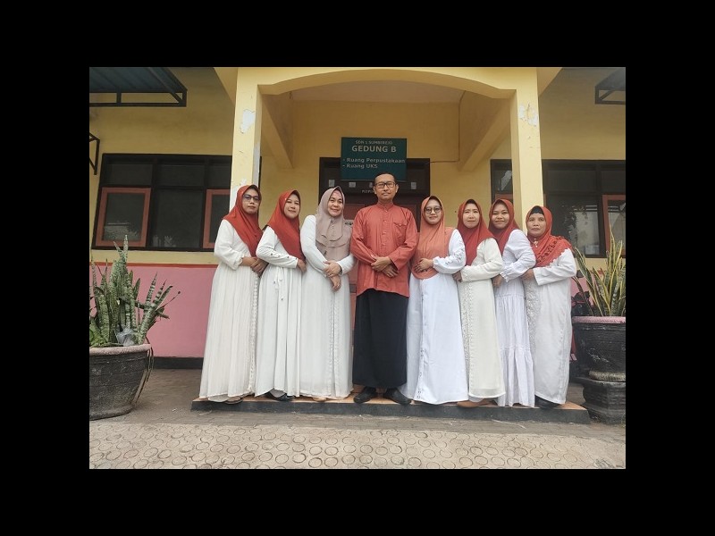 Peraturan pemerintah kabupaten situbondo seluruh pegawai memakai baju busana muslim pada hari jum’at.