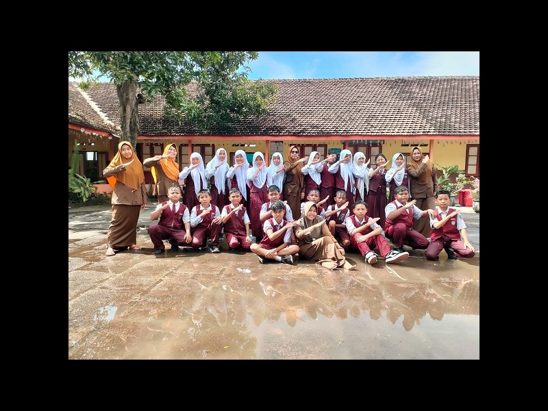 Murid kelas 6 merayakan kelulusan dan hari terakhir masuk di sekolah SDN 1 Sumberejo, semoga ilmu yang di dapat selama 6 tahun menjadi ilmu yang bermanfaat dan barokah.