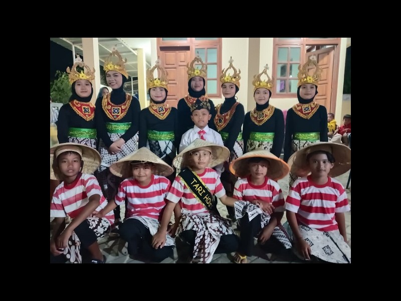 Murid SDN 1 Sumberejo Menari Hodo Upacara Adat Desa Bantal Dusun Pariopo