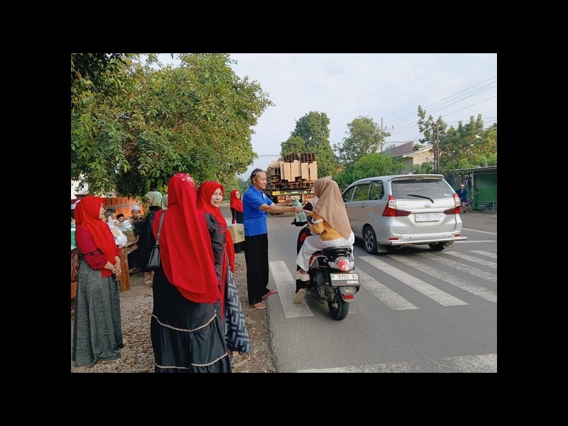 Bagi-bagi Takjil Keluarga Besar SD Negeri 1 Sumberejo 2026