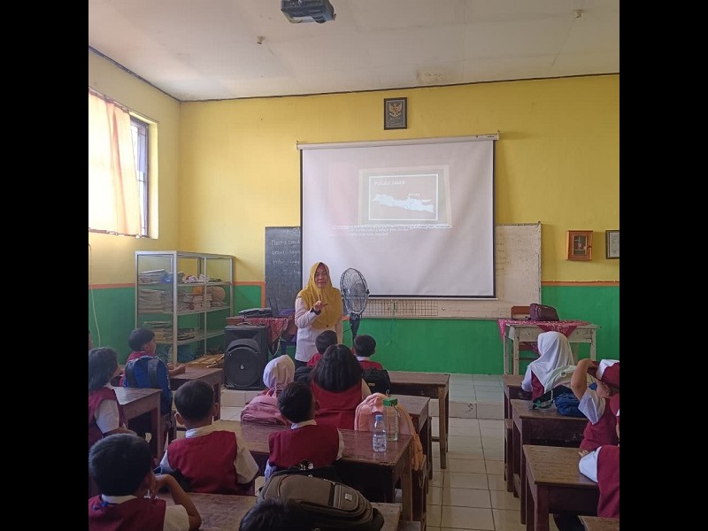 Guru Memberikan Materi Tentang SDN 1 Sumberejo 2026